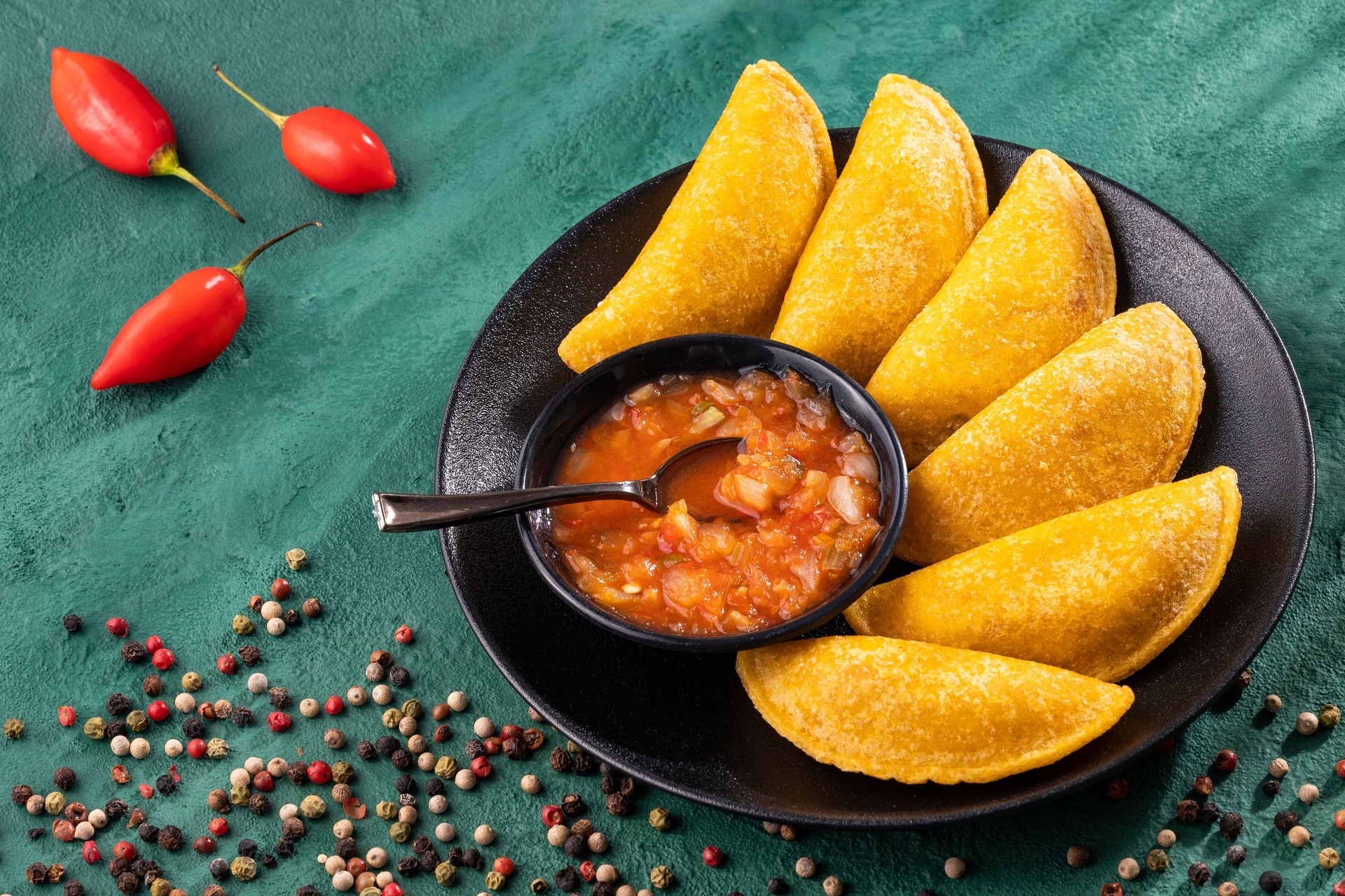 Deliciosas y tradicionales empanadas colombianas con salsa picante